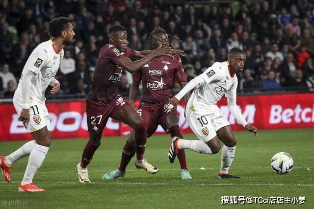 维尼修斯庆祝当选年度最佳球员 把World拼成word